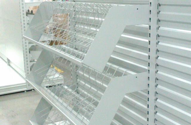 Montaż mebli sklepowych Castorama