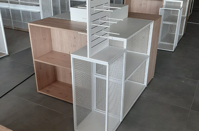 Montaż mebli sklepowych CC